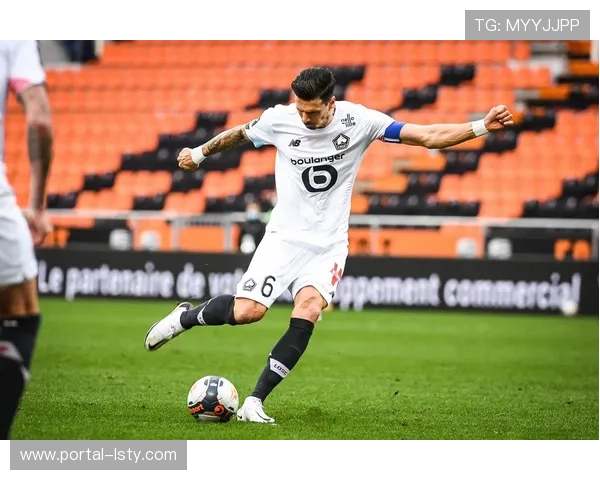 塔利亚菲科抢点射门击中立柱，巴黎半场暂2-1领先里昂