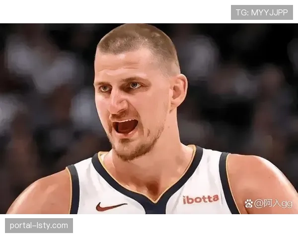 特写:掘金队约基奇在后场精准长传发动快攻,镜头捕捉其提前观察动作 特写:掘金队约基奇在后场精准长传发动快攻,镜头捕捉其提前观察动作